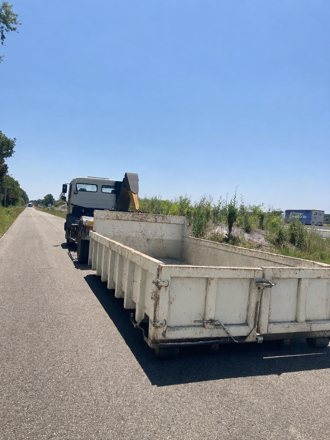 Benne propre déposée au sol par un camion